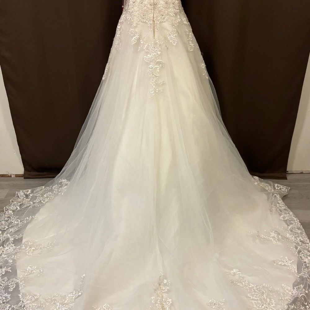 Elegant White Lace Appliqué Wedding Dress